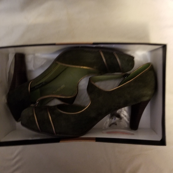 Shoes - Picture 5 of 5